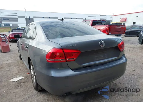 2015 Volkswagen Passat 1.8T Wolfsburg Edition z USA, uszkodzony, nr VIN 1VWAT7A38FC036942